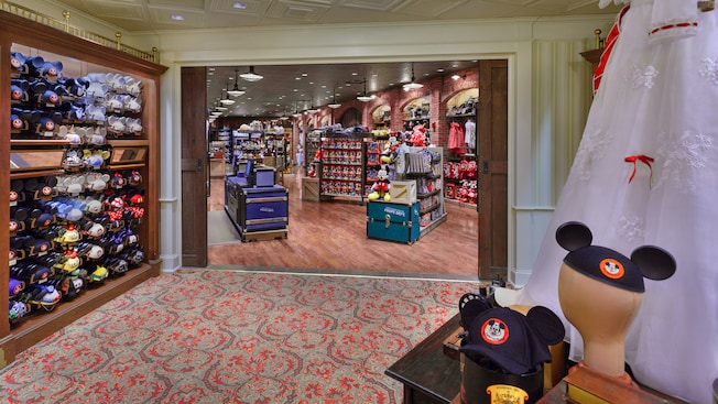 Filas de sombreros dentro de Curtain Call Collectibles en Main Street, U.S.A. en el parque temático Magic Kingdom