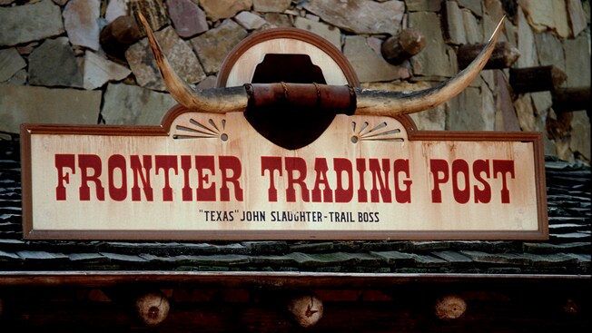 Primer plano del letrero de Frontier Trading Post en Frontierland en Magic Kingdom