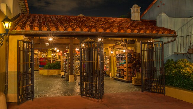 La fachada estilo caribeño de Pirates Bazaar, una tienda con temática de piratas en Magic Kingdom