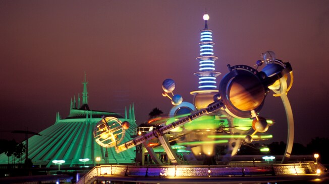La emblemática plataforma de lanzamiento iluminada por la noche en Tomorrowland