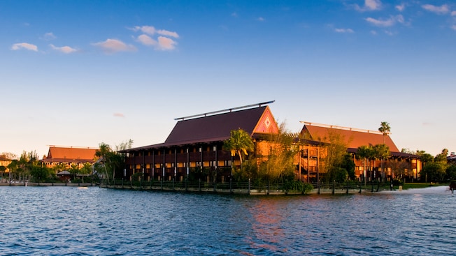 Água batendo ao longo da costa no Disney's Polynesian Village Resort, lar do Moana Mercantile