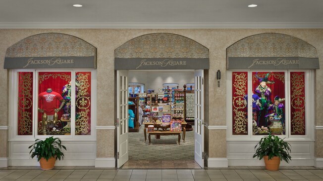 Entrada y vidriera en ventanal en Jackson Square Gifts en Disney's Port Orleans Resort – Riverside