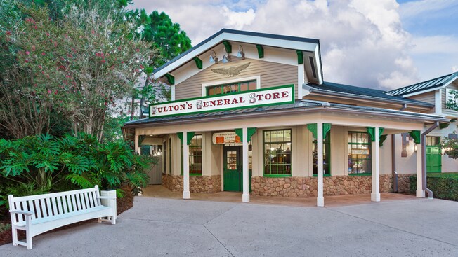 Façade du Fulton’s&nbsp;General Store à l’hôtel Disney’s&nbsp;Port&nbsp;Orleans&nbsp;Resort&nbsp;–&nbsp;Riverside