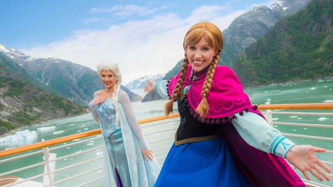 Elsa e Anna, de Frozen, em pé no deck de um navio de cruzeiro da Disney