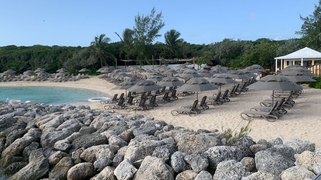 Una playa con camastros y sombrillas en la isla de la Laguna Azul