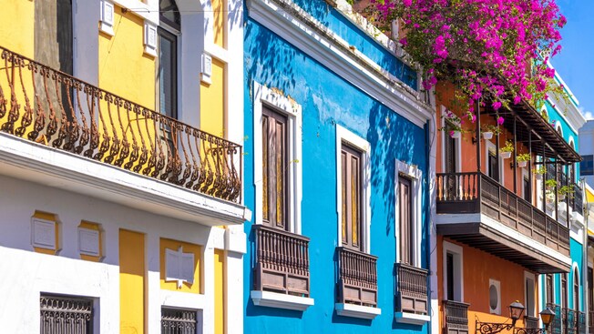 Casas coloniales decoradas con plantas y flores en el casco antiguo de San Juan, Puerto Rico