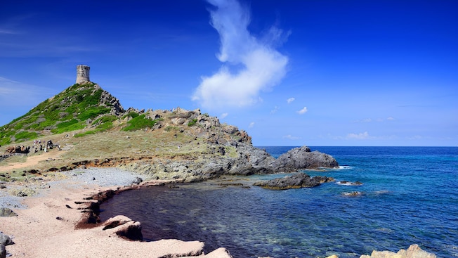La Torre de Parata, construida en la década de 1500 para defender la costa, en la península Punta de la Parata cerca de Ajaccio La Torre de Parata, construida en la década de 1500 para defender la costa, en la península Punta de la Parata cerca de Ajaccio