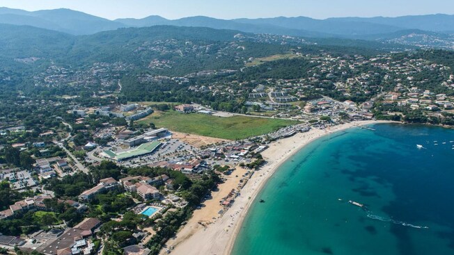 Playa de Porticcio, cerca de la zona montañosa de Córcega
