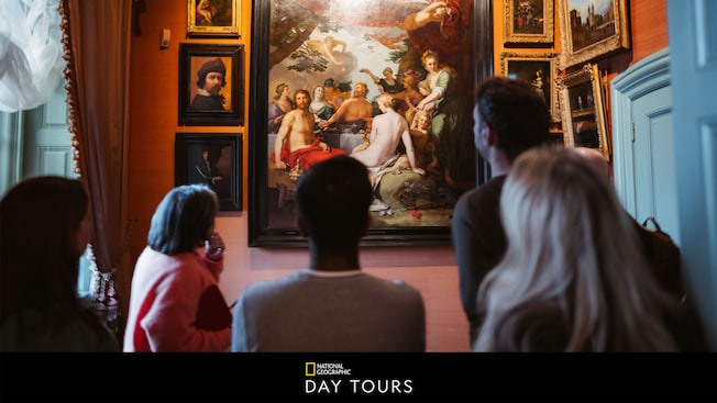 Un grupo de personas admirando diferentes pinturas en la Galería Príncipe Guillermo V en el Museo Mauritshuis Un grupo de personas admirando diferentes pinturas en la Galería Príncipe Guillermo V en el Museo Mauritshuis