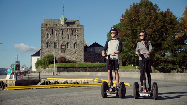 Dois hóspedes guiando Segways em Bergen, Noruega