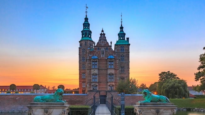 El Castillo de Rosenborg al atardecer con un puente cerrado El Castillo de Rosenborg al atardecer con un puente cerrado