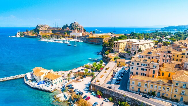 El puerto antiguo de Corfú, Grecia, revela una costa neoclásica y la Nueva Fortaleza Veneciana