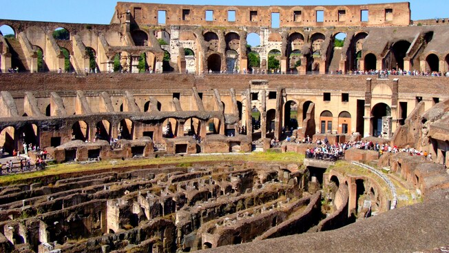 El interior del Coliseo de Roma en Italia