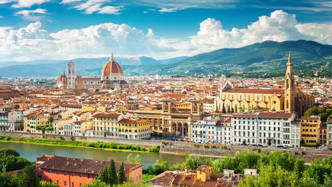 Una vista aérea de Florencia, Italia, con un río y montañas al fondo