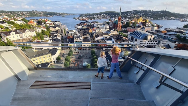 Um mirante com vista para a cidade de Arendal e as ilhas vizinhas Um mirante com vista para a cidade de Arendal e as ilhas vizinhas