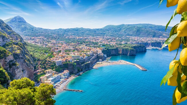 A cidade de Sorrento ao longo da costa