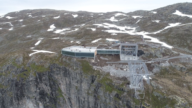 Vista aérea de la estación del teleférico de Loen y el restaurante Hoven en la cima del monte Hoven Vista aérea de la estación del teleférico de Loen y el restaurante Hoven en la cima del monte Hoven