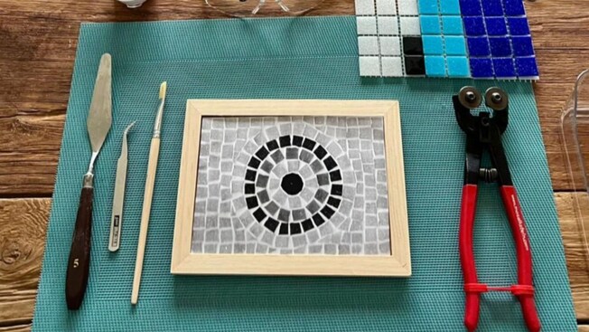 Una mesa con materiales y herramientas que se utilizan para crear un proyecto de mosaico