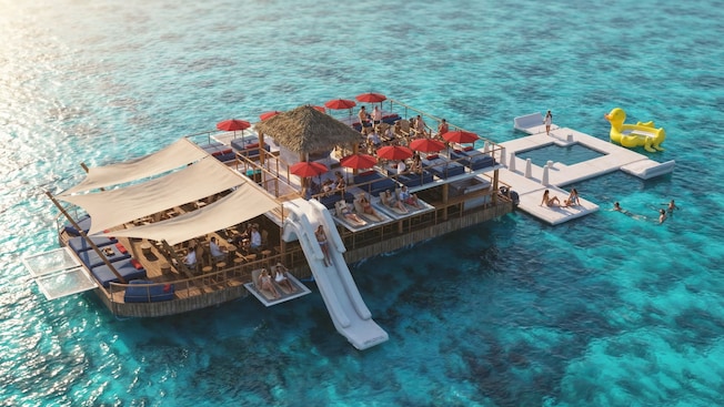 Um clube flutuante no mar com espreguiçadeiras e um escorregador em Cozumel, México