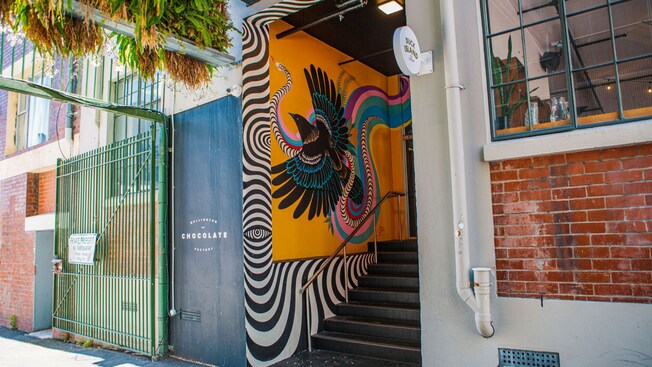 Un mural junto a la entrada de escalera de Wellington Chocolate Factory
