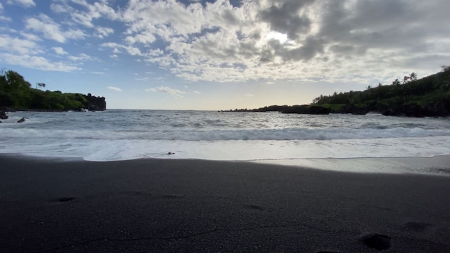 A famosa praia de areia preta Honokalani em Maui, Havaí A famosa praia de areia preta Honokalani em Maui, Havaí