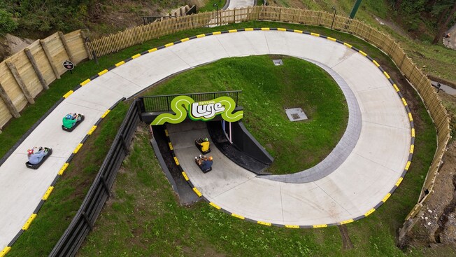 Los Visitantes pueden andar en trineos o luges por una pista sinuosa