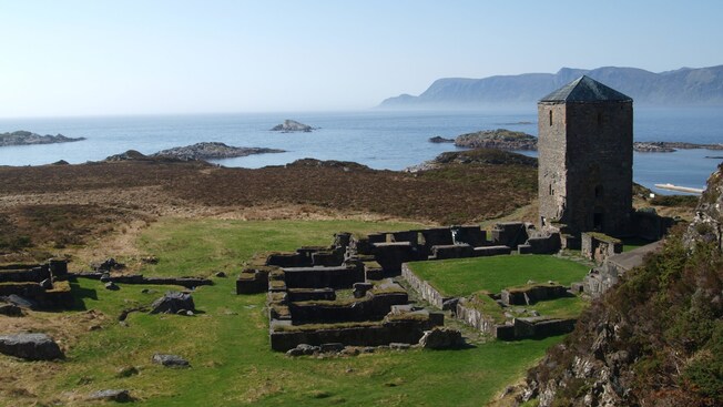 Ruinas de piedra en una isla en un fiordo