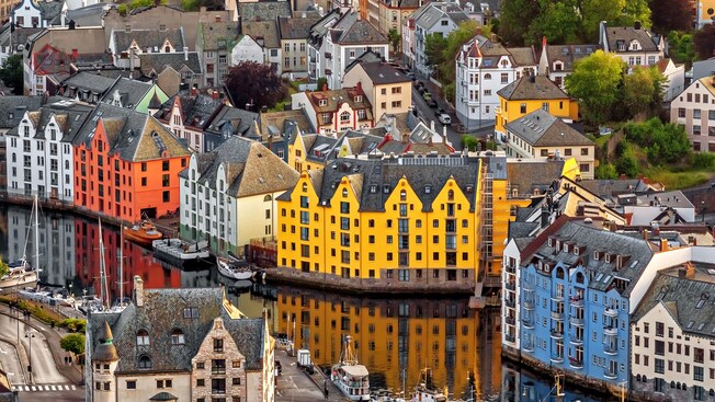 Edifícios artísticos e o porto de Alesund, Noruega