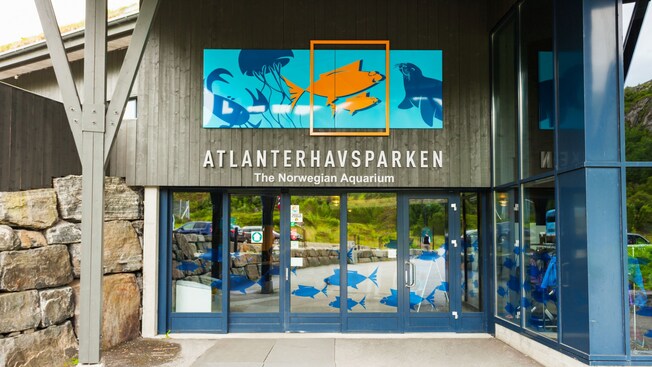 Glass doors with signage that reads ‘Atlanterhavsparken The Norwegian Aquarium’
