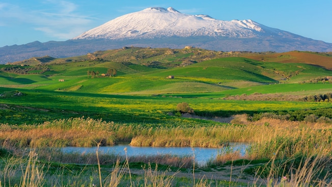 Monte Etna en medio del campo Monte Etna en medio del campo
