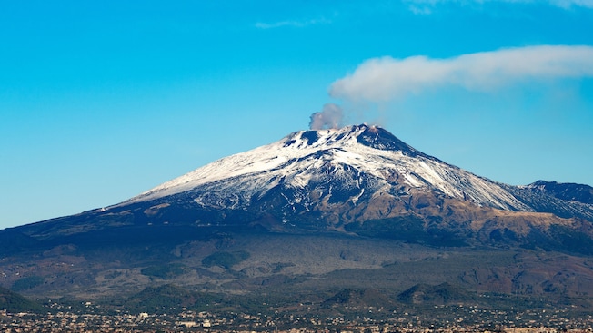 Monte Etna em Catânia, Itália, com fumaça saindo do topo Monte Etna em Catânia, Itália, com fumaça saindo do topo