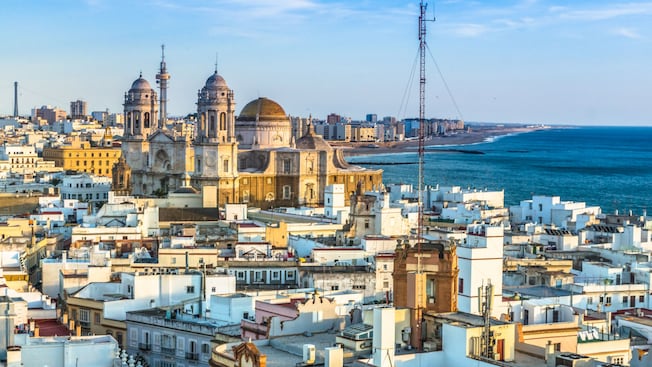 La ciudad de Cádiz, en España, cuenta con edificios a lo largo del puerto con vista al océano Atlántico Norte La ciudad de Cádiz, en España, cuenta con edificios a lo largo del puerto con vista al océano Atlántico Norte