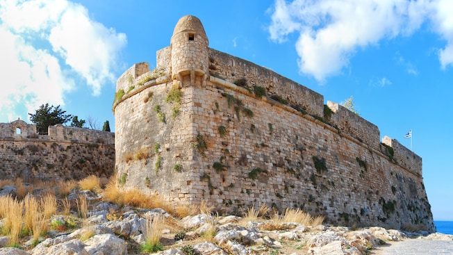 La Fortezza en Creta, Grecia, ubicada en una colina y con fortificación de piedras y torreta La Fortezza en Creta, Grecia, ubicada en una colina y con fortificación de piedras y torreta