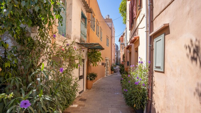 Uma rua no centro histórico de Chania, Grécia