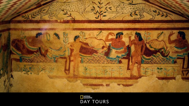 Uma pintura afresco do Túmulo dos Leopardos no Museu Arqueológico Nacional de Tarquinia em Tarquinia, Itália
