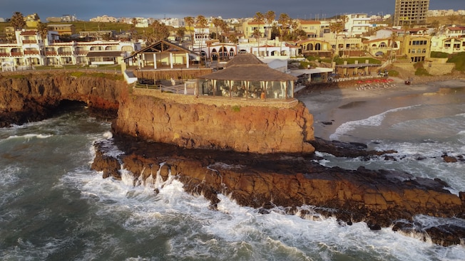 Vista aérea do hotel Castillos del Mar situado em um penhasco na Praia do Rosarito em Ensenada, México Vista aérea do hotel Castillos del Mar situado em um penhasco na Praia do Rosarito em Ensenada, México
