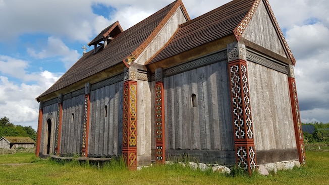 Un edificio histórico de madera con cruces y símbolos vikingos Un edificio histórico de madera con cruces y símbolos vikingos