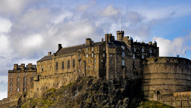 Las murallas de piedra, la fortaleza exterior y el edificio principal del Castillo de Edimburgo en Escocia Las murallas de piedra, la fortaleza exterior y el edificio principal del Castillo de Edimburgo en Escocia