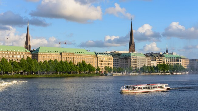 Un recorrido en bote junto a la ciudad frente al lago de Hamburgo, Alemania