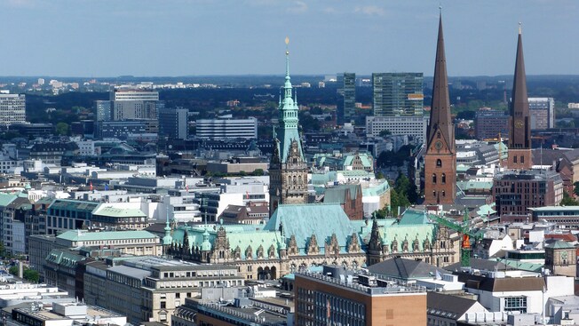 O horizonte de Hamburgo revela uma mistura de arquitetura moderna e histórica, incluindo pináculos de igrejas