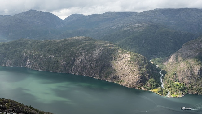 Vista de Akrafjord, Noruega con acantilados empinados y una cascada a la derecha Vista de Akrafjord, Noruega con acantilados empinados y una cascada a la derecha