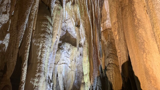Estalactitas grandes colgando del techo de una cueva