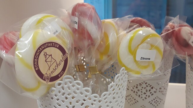 Baskets filled with large lollipops