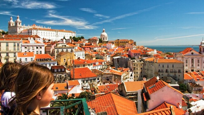 Crianças admirando a vista do bairro de Alfama em Lisboa, Portugal