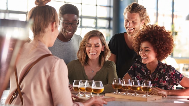 Un grupo de amigos disfrutando de una experiencia de degustación de cerveza Un grupo de amigos disfrutando de una experiencia de degustación de cerveza