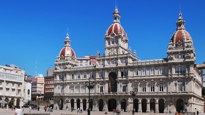 La Plaza de María Pita, frente al Palacio Municipal de La Coruña La Plaza de María Pita, frente al Palacio Municipal de La Coruña