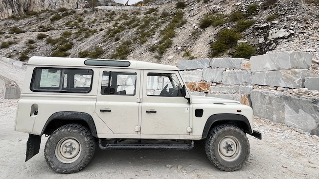 Un vehículo 4x4 estacionado en una cantera de mármol Un vehículo 4x4 estacionado en una cantera de mármol