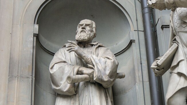 Una estatua del astrónomo italiano Galileo Galilei en Florencia, Italia