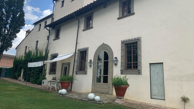 An entrance to an Italian villa