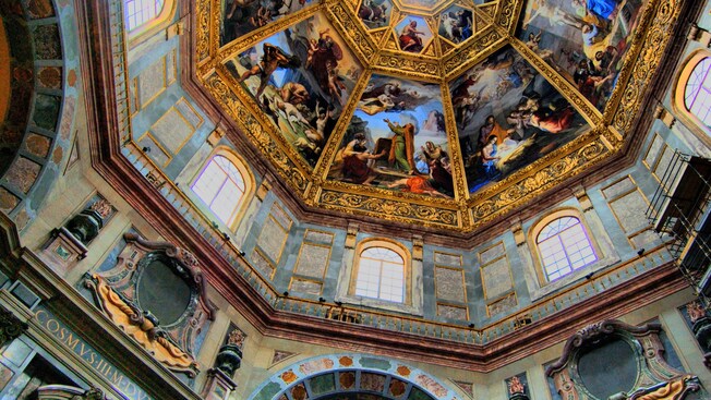 Pinturas ornamentales en el domo de la Capilla de los Príncipes, parte de las Capillas de los Medici